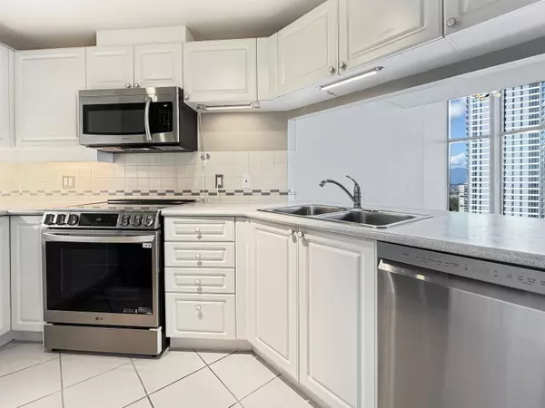 Burnaby, BC V5H 2N1,6188 Patterson AVE #2406