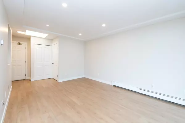 Abbotsford, BC V2S 6Z2,33401 Mayfair AVE #304