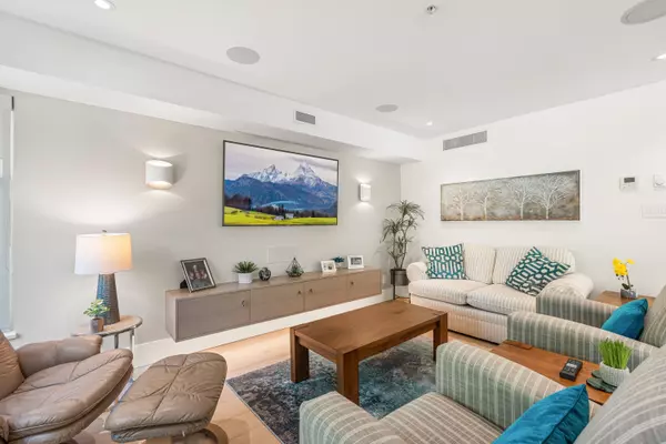 North Vancouver, BC V7P 2L2,2425 Edgemont BLVD #4