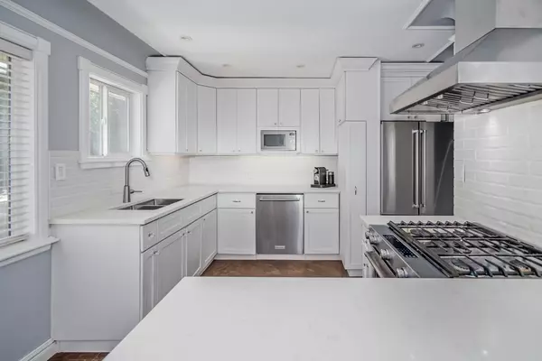 Burnaby, BC V3N 3G8,7760 Mary AVE