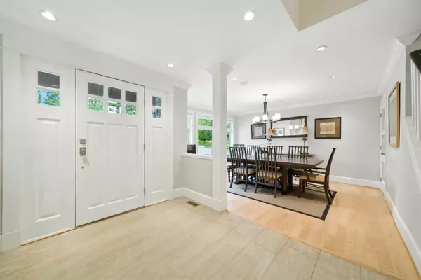 West Vancouver, BC V7W 2Y5,5211 Timberfeild RD