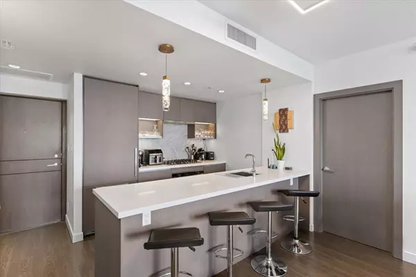 Vancouver, BC V6B 0P4,68 Smithe ST #1611