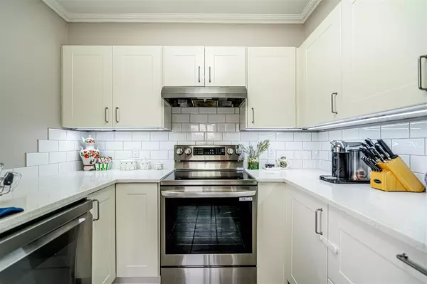 North Vancouver, BC V7J 3V3,223 Mountain HWY #P02