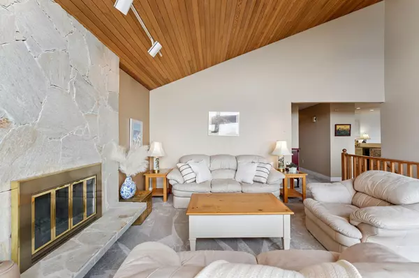 North Vancouver, BC V7K 1N9,1084 Chamberlain DR