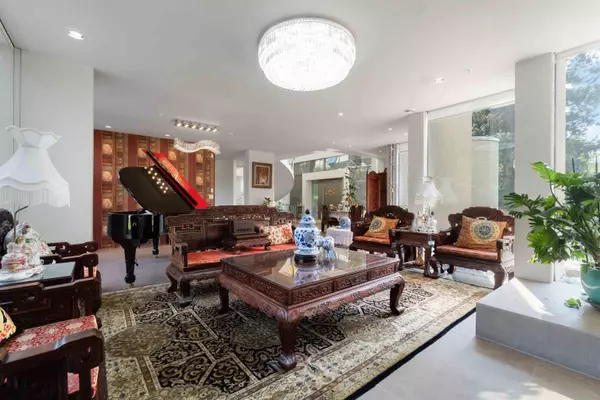 Vancouver, BC V6P 1T9,1919 W 57th AVE