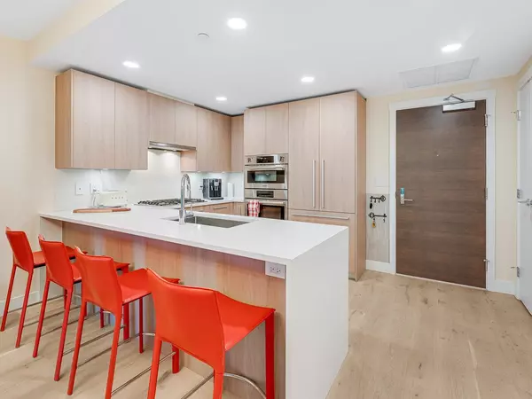 North Vancouver, BC V7J 0C6,2707 Library LN #308
