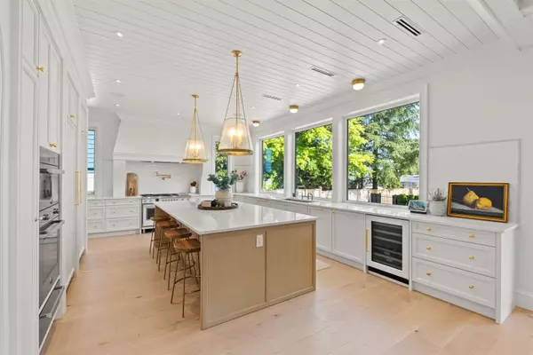 North Vancouver, BC V7L 2V3,821 E 16th ST