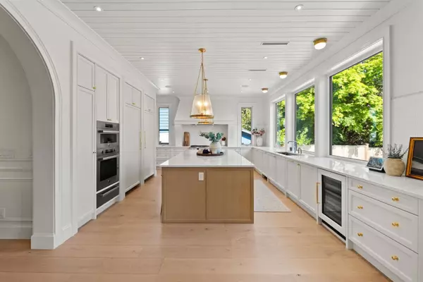 North Vancouver, BC V7L 2V3,821 E 16th ST