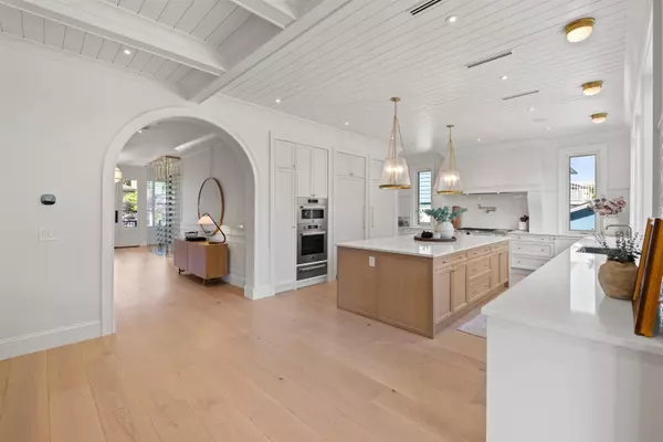 North Vancouver, BC V7L 2V3,821 E 16th ST