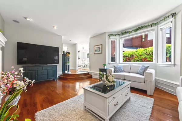 North Vancouver, BC V7R 2H2,980 Montroyal BLVD