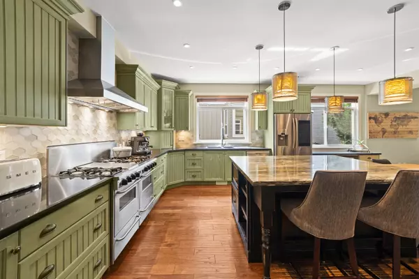 Coquitlam, BC V3B 8G2,2867 Mclaren CT