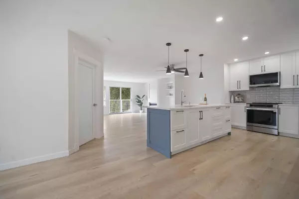 White Rock, BC V4B 2R3,15582 Russell AVE