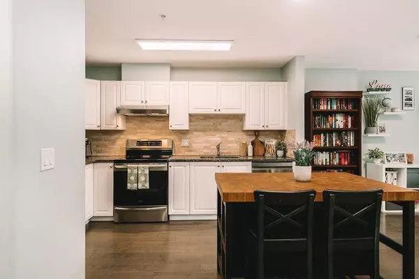 Maple Ridge, BC V2X 2L5,22230 North AVE #204