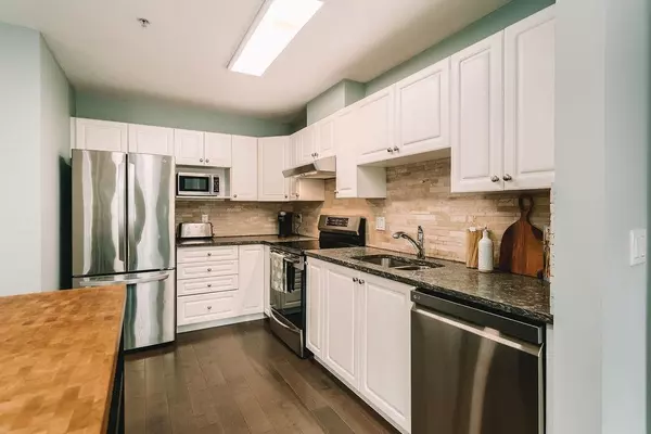 Maple Ridge, BC V2X 2L5,22230 North AVE #204