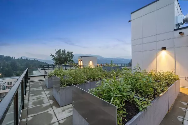 Port Moody, BC V3H 0N4,2002 St. George ST #317