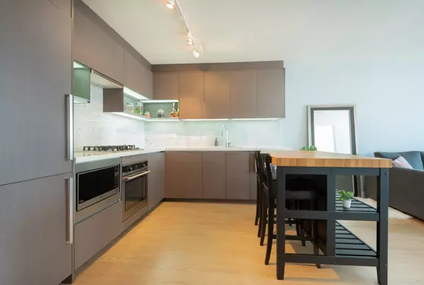 Surrey, BC V3T 0L5,13696 100 AVE #1808