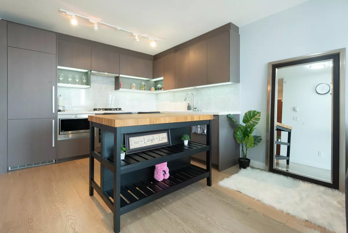 Surrey, BC V3T 0L5,13696 100 AVE #1808