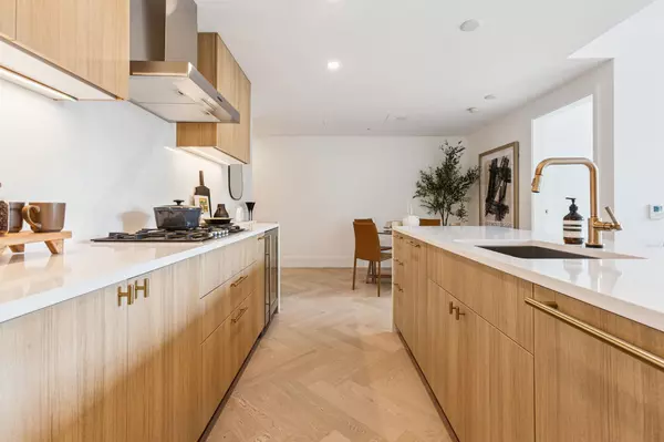 Vancouver, BC V6M 0E5,2096 W 47th AVE #206