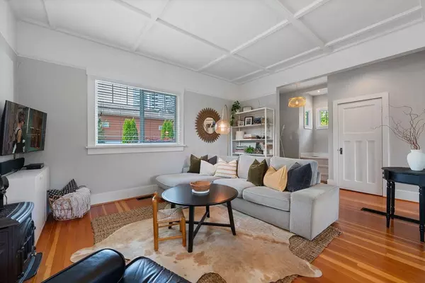 North Vancouver, BC V7P 3B1,1750 Mcguire AVE