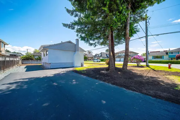 Richmond, BC V7C 1R5,3871 Youngmore RD