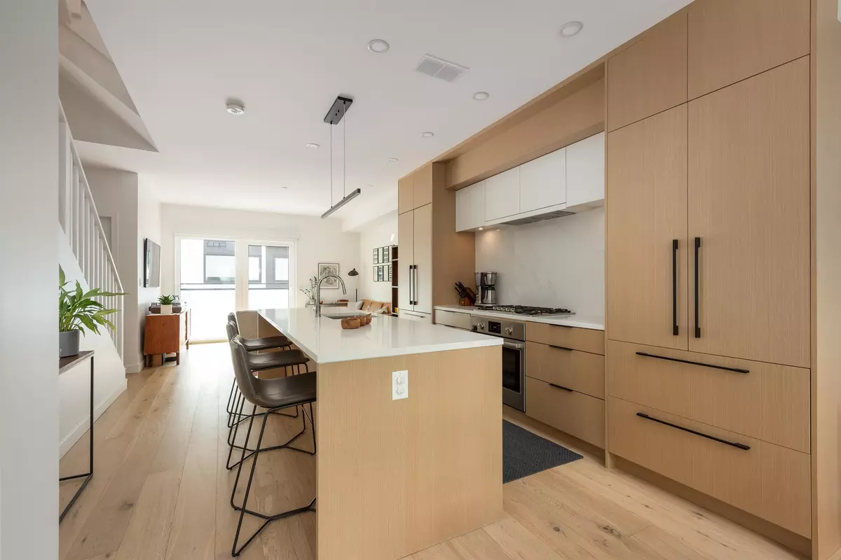 North Vancouver, BC V7L 1G6,649 E 3rd ST #123