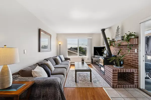 North Vancouver, BC V7L 1B8,407 E 1st ST