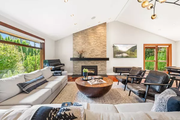 West Vancouver, BC V7V 4J4,1325 25th ST