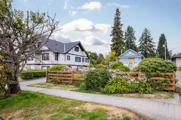 North Vancouver, BC V7L 2B5,534 E 9th ST