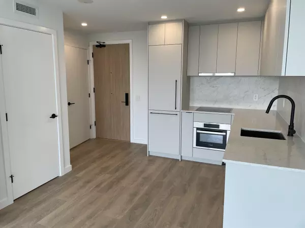 Surrey, BC V3T 1N7,13685 102 AVE #1704