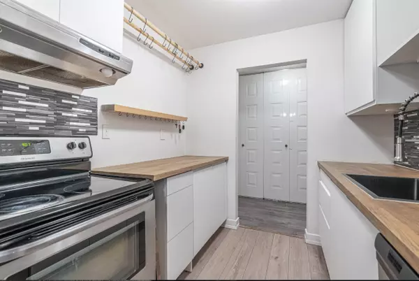 Burnaby, BC V3N 4R1,9584 Manchester DR #105