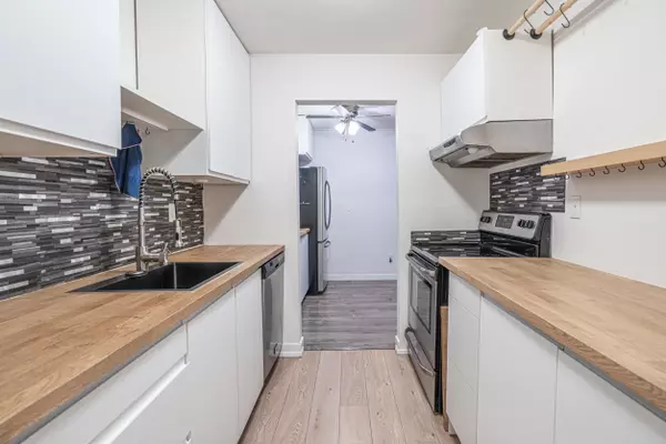 Burnaby, BC V3N 4R1,9584 Manchester DR #105