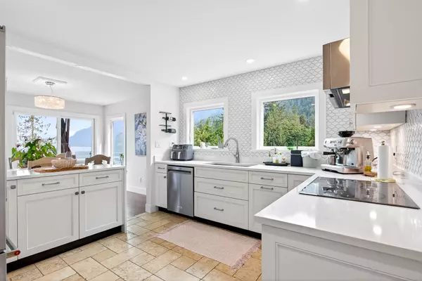 West Vancouver, BC V7W 2W4,8598 Bedora PL