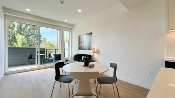 Coquitlam, BC V3K 0J9,375 Clayton ST #203