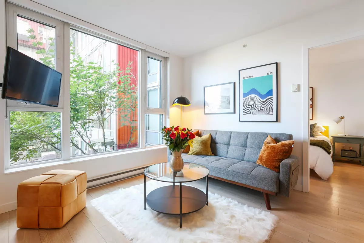 Vancouver, BC V6A 0G6,933 E Hastings ST #305