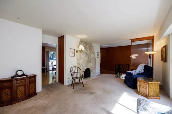 North Vancouver, BC V7P 2G1,1288 W 22nd ST