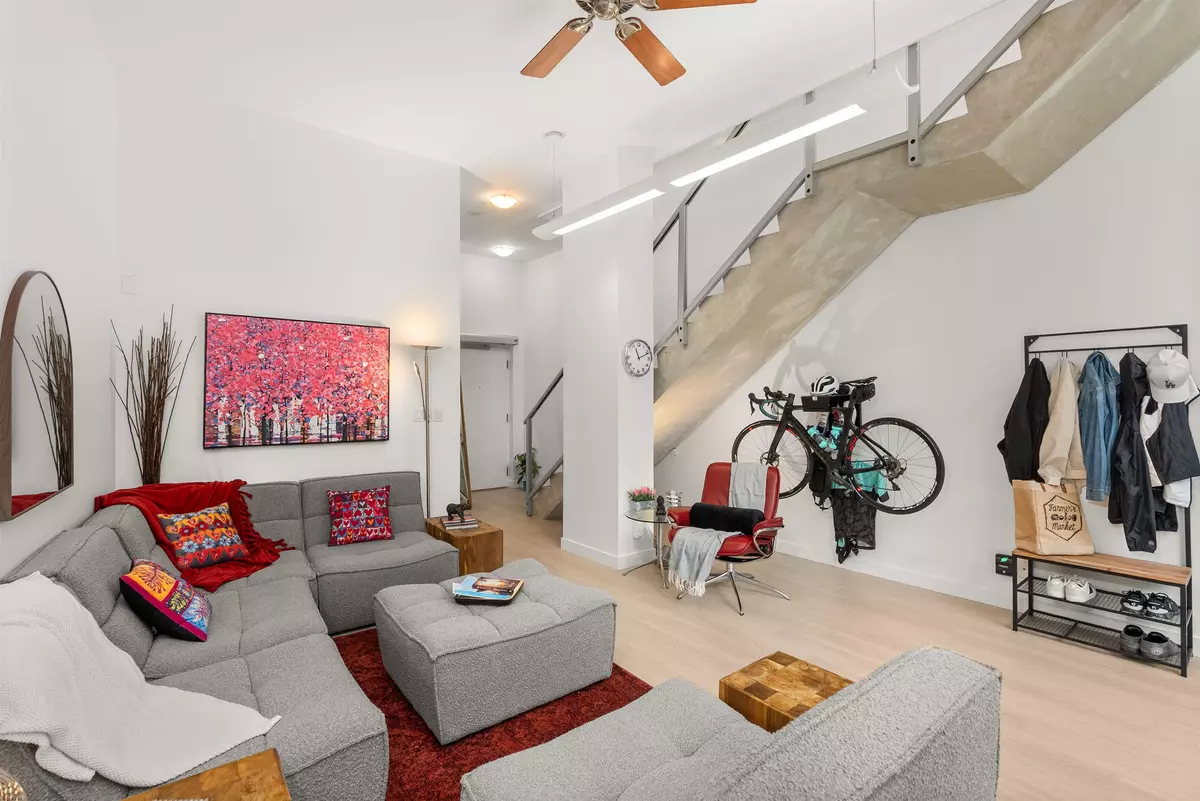 Vancouver, BC V6B 2P4,817 Cambie ST