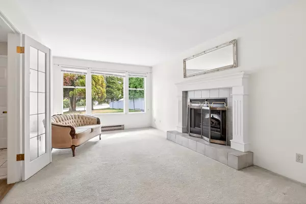 Coquitlam, BC V3J 4G6,902 Robinson ST