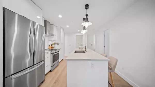 North Vancouver, BC V7M 0E7,719 W 3rd ST #204