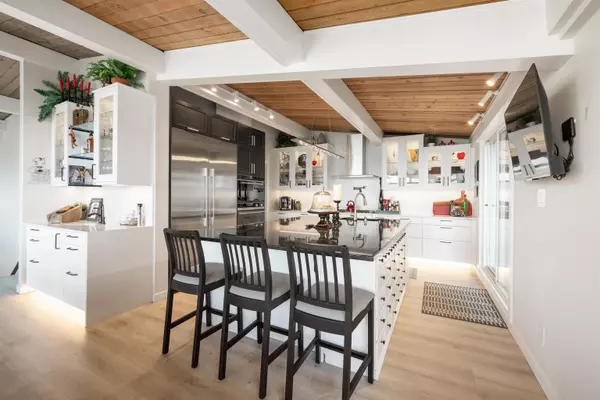 Lions Bay, BC V0N 2E0,195 Kelvin Grove WAY