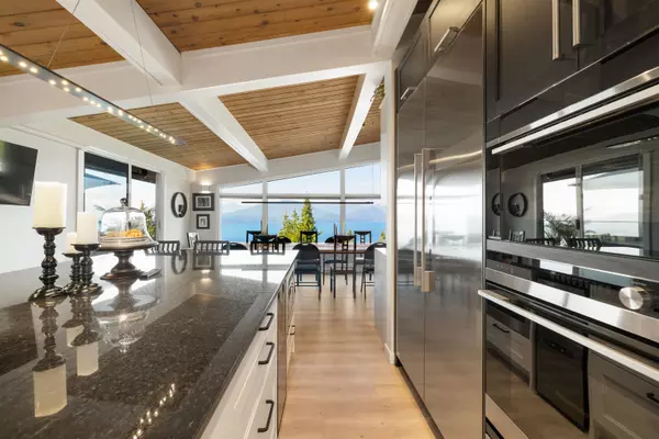 Lions Bay, BC V0N 2E0,195 Kelvin Grove WAY