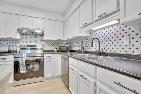 Abbotsford, BC V2S 6B8,33490 Cottage LN #310