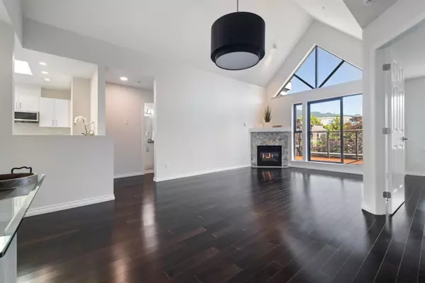 North Vancouver, BC V7L 4W1,175 E 10th ST #PH 413