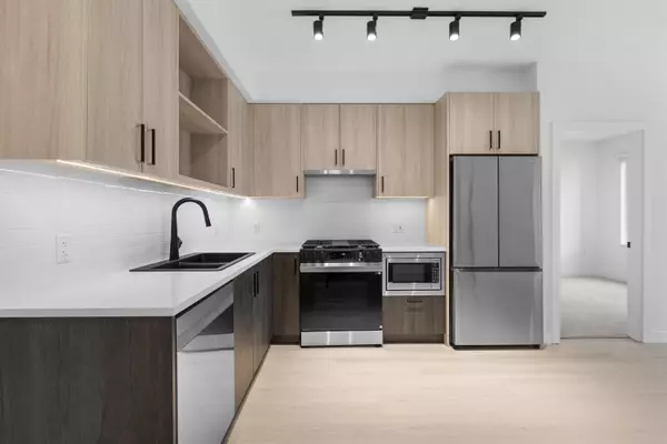 Port Moody, BC V3H 0N4,2002 St. George ST #112