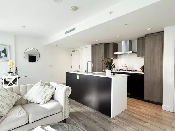 Richmond, BC V6Y 0L5,6320 No. 3 RD #561