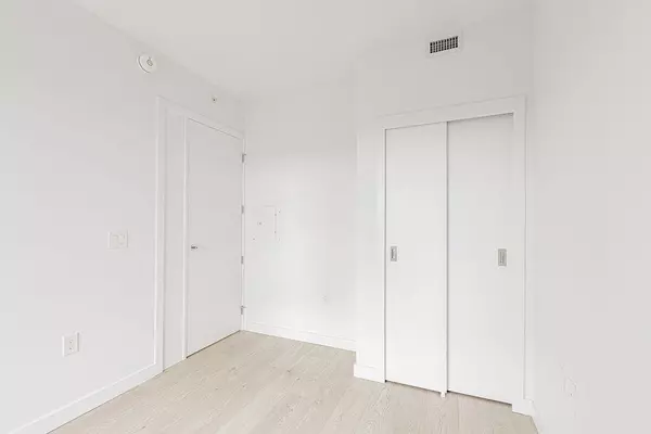 Burnaby, BC V5C 0N4,2181 Madison AVE #510