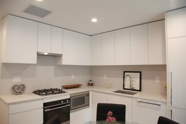 Burnaby, BC V5C 0N4,2181 Madison AVE #901