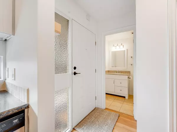 North Vancouver, BC V7L 4R1,140 E 4th ST #216