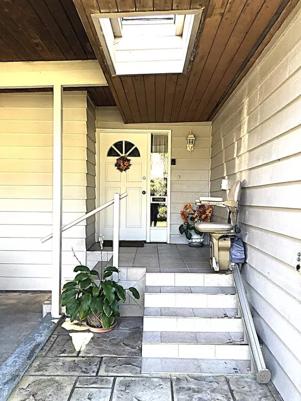 Delta, BC V4C 5G7,9437 Dawson CRES