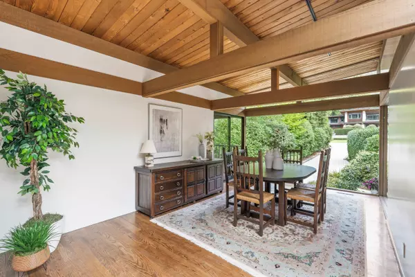 West Vancouver, BC V7V 3J1,3902 Southridge AVE