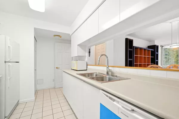 Burnaby, BC V3N 4Y8,9623 Manchester DR #308